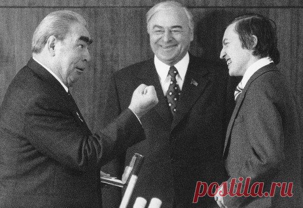 Леонид Брежнев награждает шахматиста Анатолия Евгеньевича Кар / История цивилизаций!