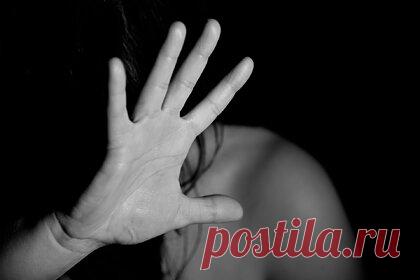 Раскрыты подробности о подозреваемом в убийстве жены в Волоколамске. Соседка подозреваемого в убийстве и изнасиловании жены в подмосковном Волоколамске раскрыла подробности о нем. Женщина отметила, что мужчина всегда был работящим, заботливым отцом и сыном. По ее словам, местный житель имел неагрессивный характер, его никогда не видели пьяным. Он занимался перевозками.