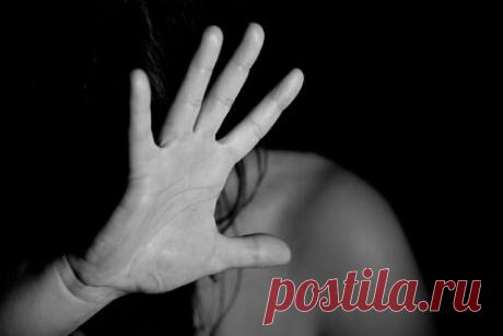 Раскрыты подробности о подозреваемом в убийстве жены в Волоколамске. Соседка подозреваемого в убийстве и изнасиловании жены в подмосковном Волоколамске раскрыла подробности о нем. Женщина отметила, что мужчина всегда был работящим, заботливым отцом и сыном. По ее словам, местный житель имел неагрессивный характер, его никогда не видели пьяным. Он занимался перевозками.