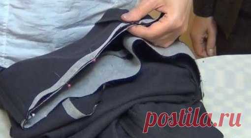 Как сшить женские брюки. 
Часть 8. Окончательная обработка пояса 
--------------------------------------------------------------------------------------— 
Сколоть булавками обтачку по линии пояса, начиная от линии середины спины. По краям обтачки останется лишний кусок ткани. На брючине, где располагается откосок–нужно посмотреть с лицевой 
Показать полностью…