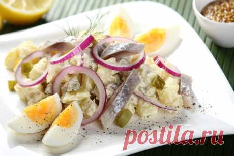 Салат с селедкой, картофелем и солеными огурцами.
Рецепт вкуснейшего салата из соленой сельди, картофеля, куриных яиц и соленых огурцов с майонезом.