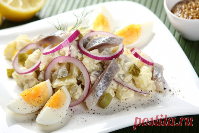 Салат с селедкой, картофелем и солеными огурцами.
Рецепт вкуснейшего салата из соленой сельди, картофеля, куриных яиц и соленых огурцов с майонезом.