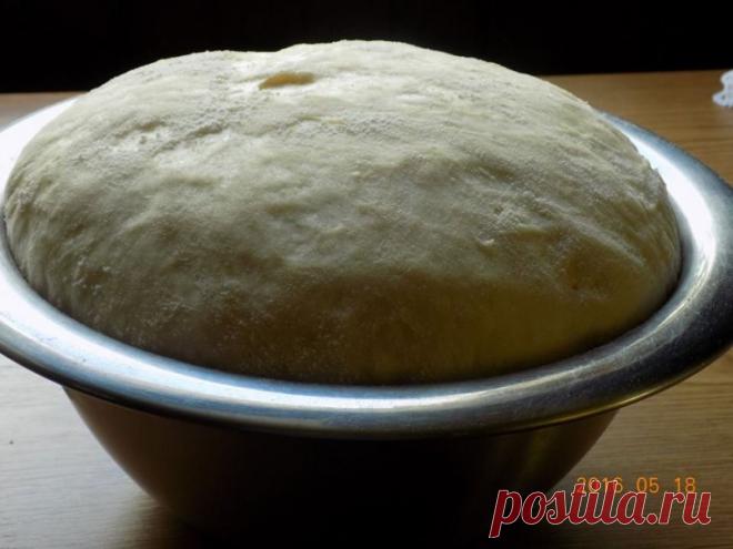 Minkšta mielinė kefyro tešla bandelėms, pyragams ar pyragėliams Iš šios tešlos galima kepti bandeles su įvairiais įdarais (tiek saldžiais, tiek nesaldžiais), pyragus su įdarais, apvynioti dešreles kaip kad pridėtoje nuotraukoje parodyta ar kaip tik sugalvosite. Iš jos tinka daryti ir padą naminei picai. Į šiltą kefyrą suberti sausas mieles,