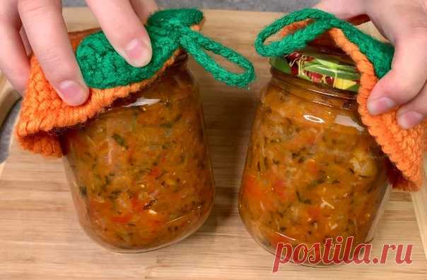 Икра из огурцов на зиму
Ингредиенты на выход 1,45 л.:
- Огурцы - 1 кг. (лучше всего использовать перезревшие огурцы)
- Лук - 300 г.
- Сладкий перец - 300 г.
- Морковь - 300 г.
- Помидоры - 300 г.
- Чеснок - 1 головка
- Томатная паста - 2 ст.л.
- Соль - 1 ст.л.
- Сахар - 1,5 ст.л.
- Уксус 9% - 2 ст.л.
1. В кастрюлю с толстым дном отправляем лук кубиком, обжариваем на растительном масле до золотистости, затем добавляем болгарский перец мелкой соломкой и, уже на сильном огне,...