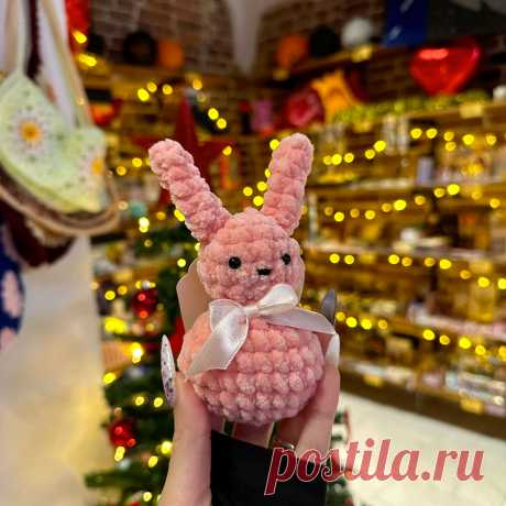PDF Брелок-Кролик крючком. FREE crochet pattern; Аmigurumi toy patterns. Амигуруми схемы и описания на русском. Вязаные игрушки и поделки своими руками #amimore - маленький крольчонок из плюшевой пряжи, заяц, плюшевый кролик, зайчик, брелок в виде зайки, зайчонок.