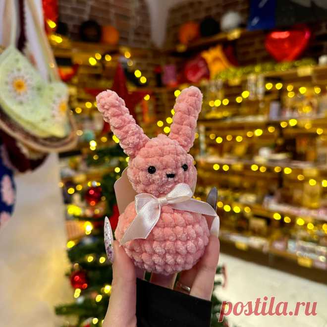 PDF Брелок-Кролик крючком. FREE crochet pattern; Аmigurumi toy patterns. Амигуруми схемы и описания на русском. Вязаные игрушки и поделки своими руками #amimore - маленький крольчонок из плюшевой пряжи, заяц, плюшевый кролик, зайчик, брелок в виде зайки, зайчонок.