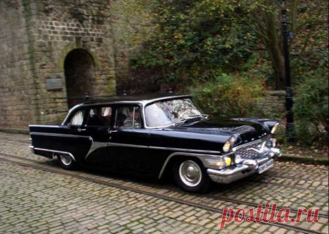 Самая красивая машина Советского Союза, «Чайка» была самым массовым советским автомобилем представительского класса. По части своего внешнего облика автомобиль являлся компиляцией дизайнерских решений американского автопрома, так называемого плавникового стиля, или «детройтского барокко». «Чайку» можно отнести к долгожителям советского автопрома: автомобили выпускались с 1959 по 1981 год. На «Чайках» ездили главы министерств и ведомств, первые секретари республиканских компартий, послы СССР за р