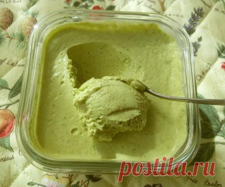 Соус АЙОЛИ с солёным огурчиком и укропом 

Наташа Синяткина ( Круглая) 

Продолжаю эксперементировать с соусами  На этот раз я решила попробовать добавить в классический соус Айоли солёные огурчики, сливки и укроп, получилось очень вкусно. Постояв ночь в холодильнике он стал похож по консистенции на мороженое. Ели с молодой отварной картошечкой это чтото мммм....
Показать полностью…