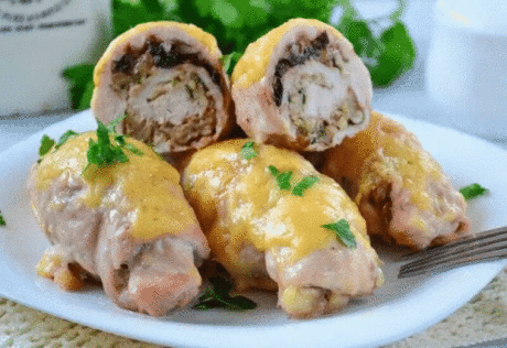 Куриные рулеты с черносливом и орехами
Ингредиенты:
Куриное филе — 700 гр.
Орехи грецкие — 100 гр.
Чернослив — 100 гр.
Чеснок — 4 зубч.
Сыр твердый — 75 гр.
Майонез — 70 гр.
Соль, перец — по вкусу
Петрушка — по вкусу
Процесс приготовления:
1.Мелко порубите петрушку. Можно использовать укроп или кинзу - по вашему вкусу.
2.Чернослив залейте кипятком на 5-10 минут. Затем хорошо промойте и мелко нарежьте.
3.Орехи измельчите до состояния крошки с помощью измельчителя или скалки.
4.Соеди