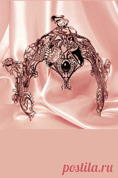 Venetian Mask Aulente Aulente  Aulente authentic venetian mask with the finest metal filigree, decorated with Swarovski stones and completed with thin satin ribbons ready to wear. Manifactured in Venice by the famous venetian masters. Each is made with certified materials, repecting the European Union