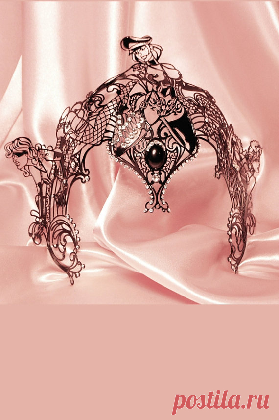 Venetian Mask Aulente Aulente  Aulente authentic venetian mask with the finest metal filigree, decorated with Swarovski stones and completed with thin satin ribbons ready to wear. Manifactured in Venice by the famous venetian masters. Each is made with certified materials, repecting the European Union