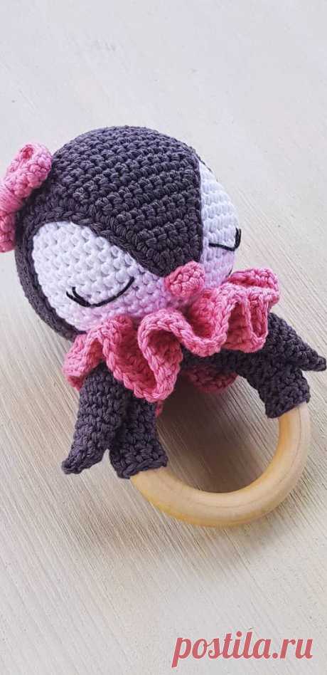 PDF Погремушка Пингвин крючком. FREE crochet pattern; Аmigurumi bird patterns. Амигуруми схемы и описания на русском. Вязаные игрушки и поделки своими руками #amimore - пингвин, птица, птичка, погремушка.