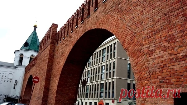 Кремль в центре Петербурга 
#место@int.piter

Когда идешь или едешь по Невскому проспекту в сторону Александро-Невской лавры, то по правой стороне вдруг видишь кусок кремлевской стены. В первый раз, увидев это, открываешь рот от изумления. Потом начинаешь думать, что же это было и откуда взялось. 

Оказывается, все объясняется просто. Часть Кремля относится к собору, построенному на этом месте. 

В 1913 году отмечалось 300-летия дома Романовых, а еще раньше началась масшта...