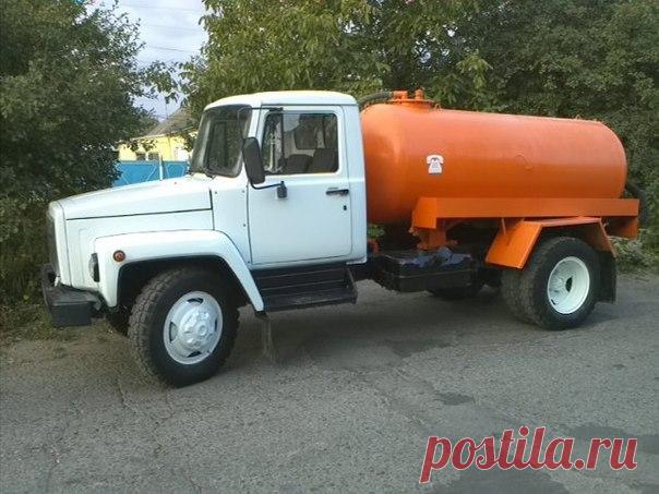 Жители Трусовского района жалуются на неприятный запах. 
В этот раз причина не в переполненных мусорных контейнерах. Возле многоэтажек ассенизаторы сливают нечистоты, не обращая внимания на недовольство астраханцев. Последние, в свою очередь, снимают фото и видео, которые выкладывают в социальные сети. Таким образом надеются обратить внимание на проблему.