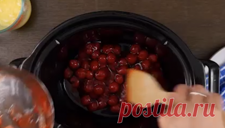 Простой и вкусный рецепт вишневого пирога в мультиварке