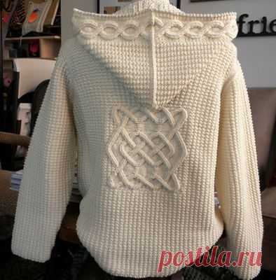 Женские модели с капюшонами.