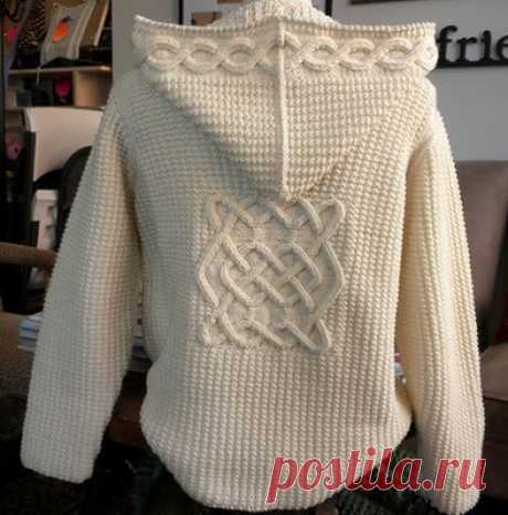 Женские модели с капюшонами.