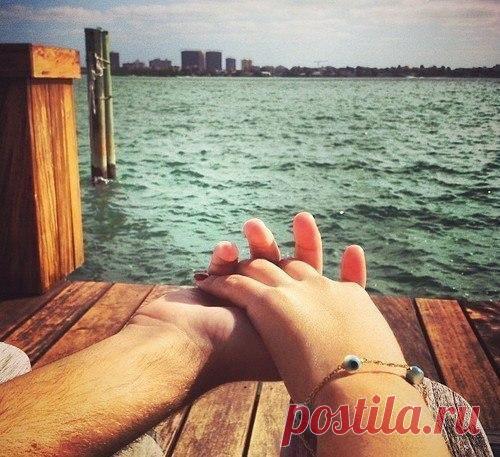 Поставьте точку после тех, кто уйдет, чтобы имя тех, кто придет, было с большой буквы.