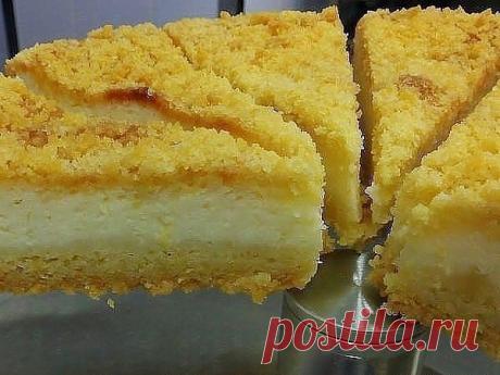 КОРОЛЕВСКАЯ ВАТРУШКА 

Простейший из простых. Любой с ним справится. 
Ну а по итогу – охи и ахи вам обеспечены, и «пальчики проглотишь» и «да ты богиня кухни». 
Главное – пеките с вечера. Пусть он ночь постоит обязательно. И творог схватится, и резаться будет ровненько. 

Сначала начинка: 
В одну миску высыпаете полкило творога. Добавляете полчашки сахара. Сразу замечу, что у нас в качестве чашки используется плошка объемом 360 мл. 

Ей мы и сахар отмеряем и муку. Подберит...