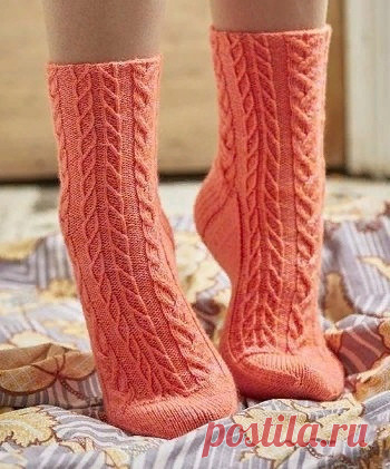 Вязаные носки «Sidney» Размеры:S (M, L)Окружность стопы – 20.5 (23, 25.5) см,Окружность стопы готового изделия – 17 (19, 21) см,Высота паголенка – 14.5 см.Пряжа Madelinetosh Tosh Sock (100% шерсть; 384 м / 100 грамм в мотке) – 1 моток.Круговые или обоюдоострые спицы № 2.5, дополнительная спица, маркеры петель,...