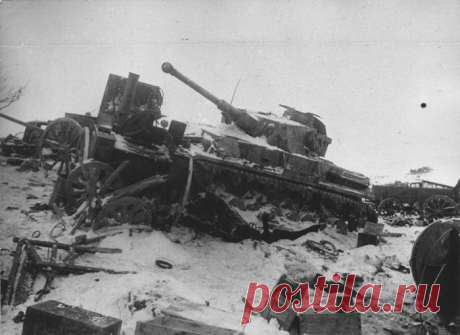 Как 1 советский танкист вёл бой против 12 фашистских "Тигров" 24 января 1944 года войска 1-го и 2-го Украинских фронтов сомкнули кольцо вокруг корсунь-шевченковской группировки Вермахта. В котле оказались девять пехотных и четыре танковые дивизии, одна корпусная группа и одна моторизованная бригада. Всего 140 тысяч человек, тысяча орудий и 236 танков. А. Ф.