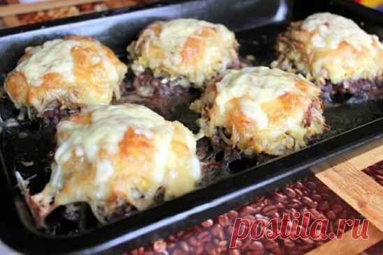 Стожки - блюдо из мясного фарша. 
Для приготовления стожков понадобится: фарш мясной - 0,5 кг; яйца крутые - 3 штуки; лук репчатый
- 2 головки; картофель - 2 штуки; сыр - 100 г; молотые перцы по вкусу, домашний
майонез или подобный ему соус. для соуса: сырой желток яйца - 1 штука; масло
подсолнечное - 50 мл; масло горчичное - 2 ст. ложки; горчица готовая - 1/3 ч.
ложки; щепотка соли. Для приготовления соуса соединить желток, масло
подсолнечное, масло горчичное, горчицу, соль. Ингредиенты перемеш