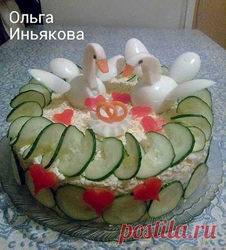 САЛАТ НА СВАТОВСТВО !!!  **Слоями, под майонез: слоями:1)картофель, 2)отв/кура, 3)марин/лук, 4)сыр, 5)марин/огурец, 6)яйца, белок -м/тёрка. *декор: яйца -лебеди, томат -сердечки, кольца и клювики -морковь, огурец -спираль.