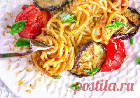 Pasta alla Norma. Сицилийский рецепт. Паста алла норма – это знаменитый итальянский рецепт, который готовят все сицилийские мамы и бабушки. Рецепт весьма простой, но в каждой семье безусловно есть своя версия. Но, от чего уж точно нельзя отклоняться, так это от жареных баклажанов, соуса на основе баклажана, чеснока, томатов, и свежих листьев базилика. В конце паста обязательно посыпается сыром. В идеале копченой рикоттой.