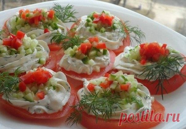 Идеальный поздний перекус - Помидоры с творогом и чесноком! На 100 грамм всего 41.43 ккал! Б/Ж/У — 5.88/0.31/3.86 Ингредиенты: помидор — 1 крупный творог обезжиренный — 100 г натуральный йогурт — 2 ст.л свежий