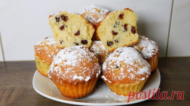 1 ст кефира, 3 яйца, 2 ст муки и горсточка изюма для самых вкусных в мире кексиков на кефире Ингредиенты: Кефир  — 200 Грамм Яйца  — 2-3 Штук Сахарный песок  — 1 Стакан Соль  — 1 Щепотка Растительное масло  — 2 Ст. ложки Мука  — 2 Стакана Изюм — 1 пригоршня Ванилин  — По вкусу Сода  — 1 Чайная ложка (гасить не нужно) Количество порций: 6-8 Как приготовить Яйца перетереть с сахаром. Добавить растительное масло, соль, кефир, изюм и соду, и тщательно перемешать. Ввести муку, ...