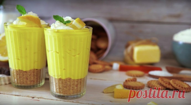 ​Чизкейк с лимонным курдом Ингредиенты:
Песочное печенье — 200 г Сливочное масло (растопленное) — 50 г Сахарный песок — 2 ст. л. Жирные сливки — 200 г
Крем-чиз — 200 г
Ванильный сахар — 1 ч. л. Лимонный курд — 100 г Желтый пищевой краситель...