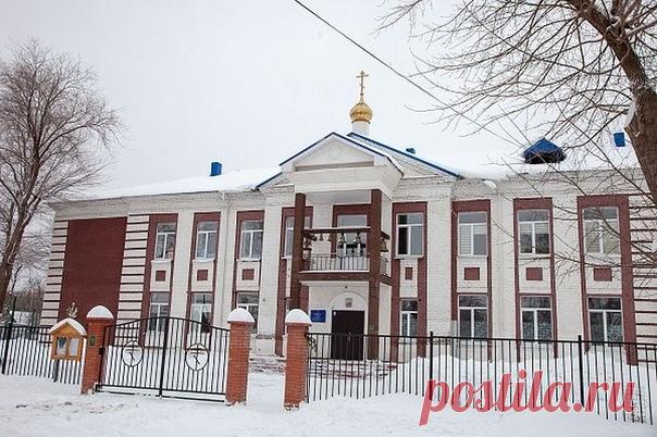 При участии Церкви в Самаре открылся центр по уходу за тяжелобольными людьми 

Центр по уходу не единственный проект Елизавето-Варваринского сестричества Самары. Всего в сестричестве 82 сестры милосердия. Они оказывают помощь пациентам в крупнейших больницах Самарской области – Городской клинической больнице №4, Клинике Медуниверситета, Госпитале ветеранов войн. Также сестры милосердия ухаживают за лежачими больными на дому.

В планах центра - организовать проект сопровожд...