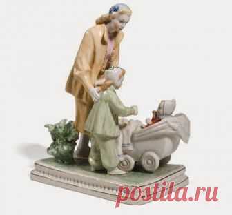 Фарфоровые статуэтки Советские фарфоровые статуэтки 20-х — 80-х годов. Жанровые сценки — матери с детьми, пионеры, спортсмены. «Мама с детьми на прогулке», Дулево, 1952 год, автор Нина Малышева. «Дружба», ЛФЗ, ок. 1960 г....