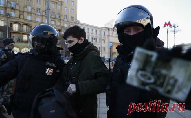 В Москве началась антивоенная акция протеста. Участники митинга собрались в центре Москвы и двинулись по городу. Полиция проводит задержания