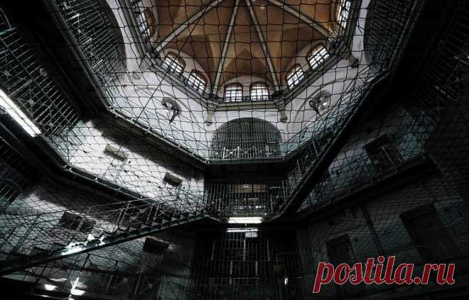 Старейшие действующие тюрьмы и СИЗО России (38 фото) | Чёрт побери Сегодня уголовно-исполнительная система - это : 762 исправительные колонии , 198 следственных изоляторов , 8 тюрем и 62 колонии для несовершеннолетних. Многие действующие российские следственные изоляторы располагаются в исторических зданиях , возведенных в XIX веке и ранее. 1. Чебоксарская тюрьма (ФКУ СИЗО №1 УФСИН по Чувашской республике). Год основания - 1648; Вместимость - 212 мест; Дошедший до наших дн...