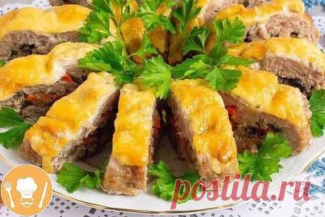 Рулет с грибами и сыром 
Ингредиенты:
Фарш мясной — 600–700 г
Яйцо куриное — 1 шт.
Лук репчатый — 1 шт.
Морковь — 1 шт.
Шампиньоны свежие — 150–200 г
Майонез — 1–2 ст. л.
Сыр твердый — 100 г
Масло растительное — 1–2 ст. л.
Соль — по вкусу
Зелень — для украшения и подачи
Приготовление:
Подготовьте все необходимые ингредиенты. Морковь заранее отварите, остудите и очистите.
Лук очистите, помойте, измельчите с помощью блендера или мясорубки. Добавьте в фарш лук и сырое яйцо. В...