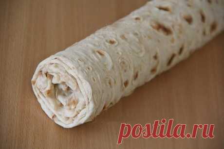 Рулет из лаваша с крабовыми палочками и огурцом. | OK.RU
