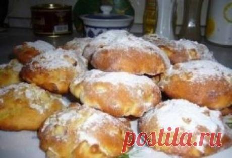 Яблочные булочки к утреннему чаю 
Ингредиенты:


 4 яблока, порезать мелкими кубиками
 500 г муки
 120 г сахара
 4 яйца
 200 г растопленного маргарина
 1 пакетик ванилина
 1 пакетик разрыхлителя

Приготовление:
 Смешиваем все ингреди…