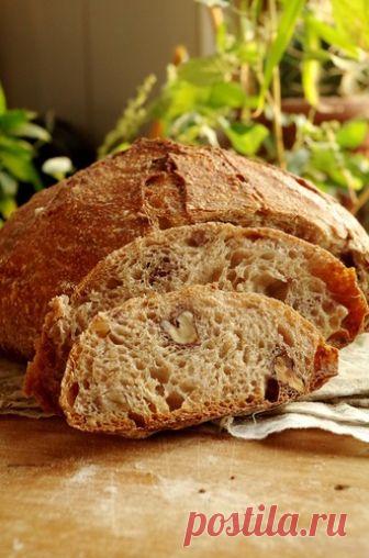 Формула 1*2*3 или самый простой и легкий хлеб на закваске Эту нехитрую формулу хлеба на закваске придумала француженка Фло Маканаи . Удивительно, но хлеб по ее рецепту получается всегда и у всех, даже у совсем-совсем новичков. Это очень простой, очень легкий хлеб из мягкого приятного теста, который можно печь из любой муки, с любыми добавками