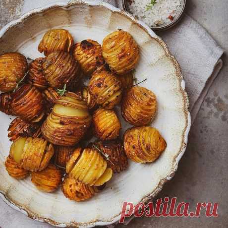 ​Запеченный картофель Ингредиенты:Мелкий картофель&nbsp;Чеснок&nbsp;Соль&nbsp;Тимьян&nbsp;Розмарин&nbsp;Оливковое маслоПриготовление:1. Картофель хорошо промойте, используя жесткую губку.&nbsp;2. Надрежьте гармошкой. Чтобы подстраховать себя и не разрезать картофель до конца, используйте палочки для суши или...