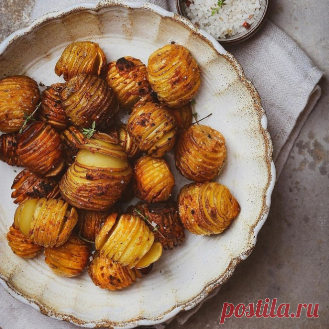 ​Запеченный картофель Ингредиенты:Мелкий картофель Чеснок Соль Тимьян Розмарин Оливковое маслоПриготовление:1. Картофель хорошо промойте, используя жесткую губку. 2. Надрежьте гармошкой. Чтобы подстраховать себя и не разрезать картофель до конца, используйте палочки для суши или...