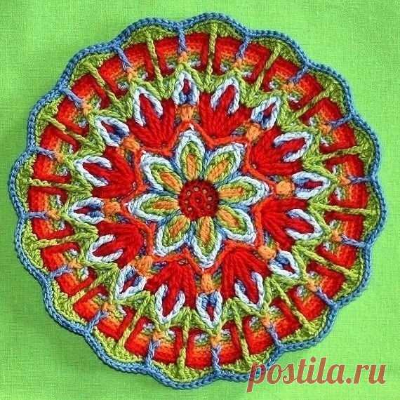 Необычные мотивы крючком с наложенным слоем Необычные мотивы крючком с наложенным слоемНеобычные мотивы крючком с наложенным слоем могут быть использованы как подставки под горячее.Постирать их не составит труда.