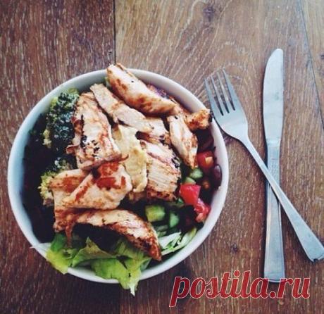 20 вариантов правильного белкового ужина
Сохрани, чтобы не потерять 

1. Обычный омлет из смеси белков яиц и молока, несколько свежих помидоров или горсть любых замороженных овощей, например, зеленую фасоль
2. Куриное филе на гриле, предварительно замаринованное в лимонном соке со специями, с салатом из любых овощей.
 3. Треска, лосось или любая другая рыба на пару, с гарниром из овощей
4. Крольчатина, запеченная в фольге в духовом шкафу, с салатом из помидоров
5. Отваренн...