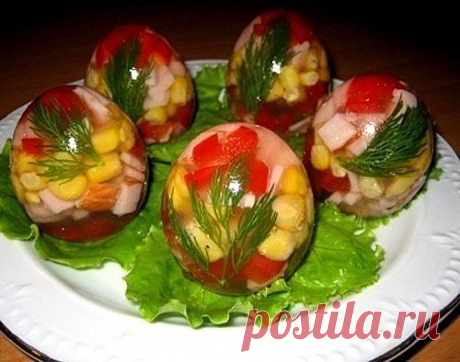 Заливные яйца!

Продукты на 10 порций:

10 скорлупок от яиц
2 стакана мясного соленого бульона
20 г желатина
1 свежий перец
1 маленькая банка кукурузы
300 г ветчины
зелень

Можно использовать любой наполнитель: рыбу, курицу, мясо.

Рецепт:

1. Подготовим скорлупу (ее можно заготовить заранее, по мере поглощения яиц). Для этого тщательно вымыть яйца, сделать отверстие с тупой стороны яйца, вылить содержимое (оно нам не понадобится для этого блюда), промыть внутри. Высушить ...