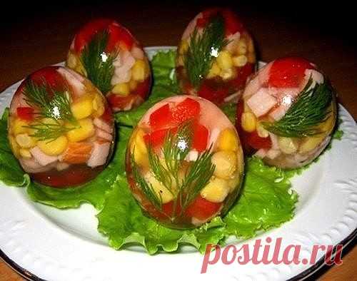 Заливные яйца!

Продукты на 10 порций:

10 скорлупок от яиц
2 стакана мясного соленого бульона
20 г желатина
1 свежий перец
1 маленькая банка кукурузы
300 г ветчины
зелень

Можно использовать любой наполнитель: рыбу, курицу, мясо.

Рецепт:

1. Подготовим скорлупу (ее можно заготовить заранее, по мере поглощения яиц). Для этого тщательно вымыть яйца, сделать отверстие с тупой стороны яйца, вылить содержимое (оно нам не понадобится для этого блюда), промыть внутри. Высушить ...