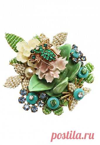 Брошь Stanley Hagler с цветами и жуком 
Винтажная брошь Stanley Hagler выполнена в виде композиции из листьев, цветов, жемчужин и жука. Украшена разноцветным бисером и кристаллами. Размер 7,5х6 см.
1970-е годы, США.