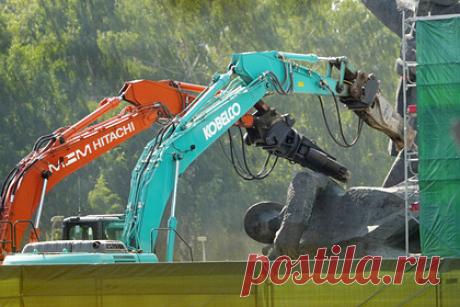 В Риге начали сносить последнюю часть монумента освободителям. В Риге днем 25 августа начали сносить 79-метровый обелиск в Парке Победы — последнюю часть монумента советским воинам-освободителям. Отмечается, что демонтаж обелиска может занять несколько часов. Вблизи памятника перекрыто движение. По словам латвийской полиции, обстановка у памятника спокойная.