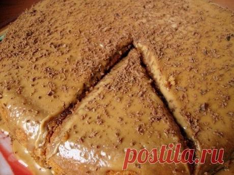 Кофейный пирог "Из того, что есть в холодильнике".

пол стакана кефира - развожу в нем 3 чайные ложки растворимого кофе
2 яйца и 1 стакан сахара - все смешиваем, взбивая

К яйцам добавляем кофейный кефир, 100г масла размягченного, 1 стакан муки + 1 пачка разрыхлителя,
я добавляла соду гашенную лимончиком с таким же успехом.

Всё! Перемешиваем. Выливаем. Выпекаем.
Я для полноты счастья сделала крем из равного количества ложек сахара, сметаны и кофе ( для кофе ложки чайные) ...