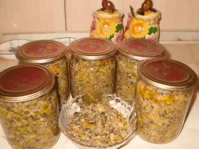 Рецепт грибной икры
Продукты:
На 2 кг отварных грибов(варить 15 мин) взять 300 г репчатого лука мелко порезать,300 г моркови натереть на крупной тёрке. 
Обжарить лук и морковь в растительном масле.
Отварные грибы, обжаренные овощи, перекрутить на мясорубке, добавить 1 стакан раст. масла,  3 шт лавр. листа, 10 шт горошин чёрного перца, перекрученные помидоры (у меня томат паста 50 г разведена водой 1:4) соль по вкусу. 
Тушить 1 час, затем добавить, мелко порезанный чеснок 4 зуб и тушить ещё 20