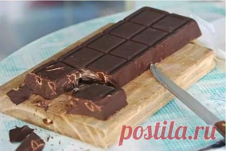 ДОМАШНИЙ ШОКОЛАД за 10 минут!

Вам потребуется всего 4 простых ингредиента, которые есть в каждом доме!
Попробовав свой шоколад, вы не захотите больше покупать его в магазине.

Ингредиенты:
какао - 100г
сахар - 1ч.л.
сливочное масло - 50г
молоко - 2ст.л.

Приготовление:
1. Вылить молоко в кастрюлю и нагреть на медленном огне, не доводя до кипения.
2. Добавить сахар и порошок какао.
3. Растопить сливочное масло на водяной бане и добавить к молоку.
4. Перемешать и довести см...